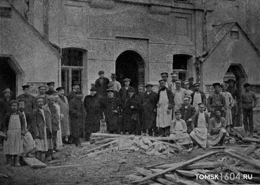 пл. Соляная 4. Комитет рабочих перед зданием. 20 июля 1912г.