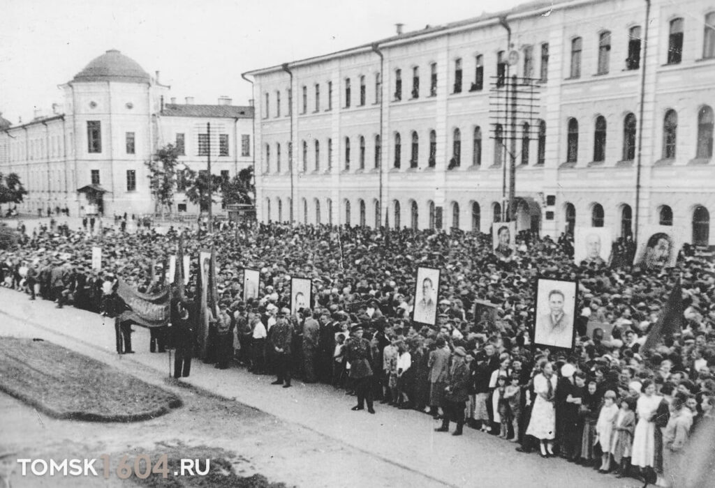 пр. Ленина 40. Митинг перед зданием 22 июня 1941г.