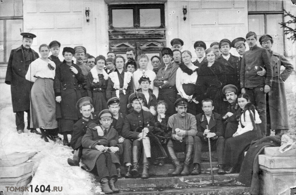 Группа студентов на крыльце. 1918г. Автор неизвестен.