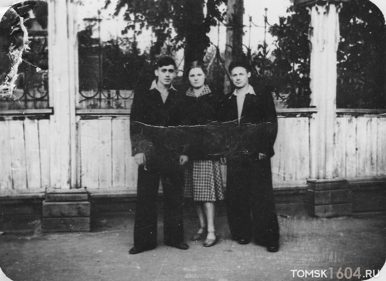 Возле забора Городского сада. 1950-е годы. Фото из архива Александра Короткова.