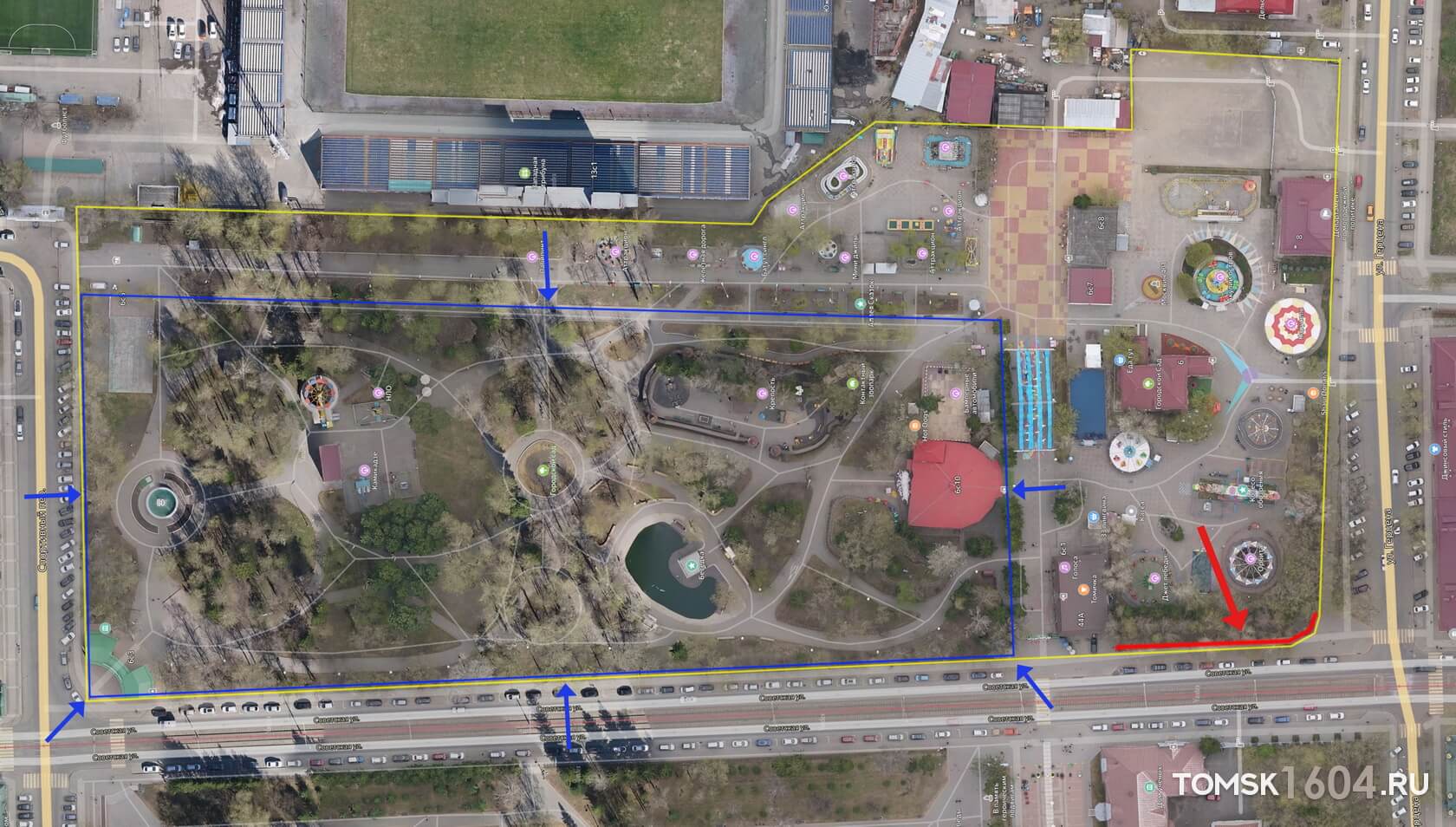 План Городского сада с первоначальными границами (синие) и входами (синие стрелки) и современными границами (желтые). Красной линией и стрелкой указано место, где сохранились секции старинного забора.