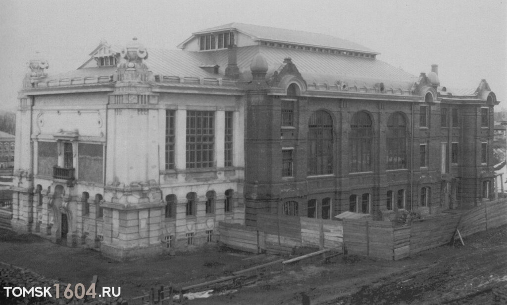 ул. Красноармейская 14. Строительство первой очереди здания. 1910-е годы.