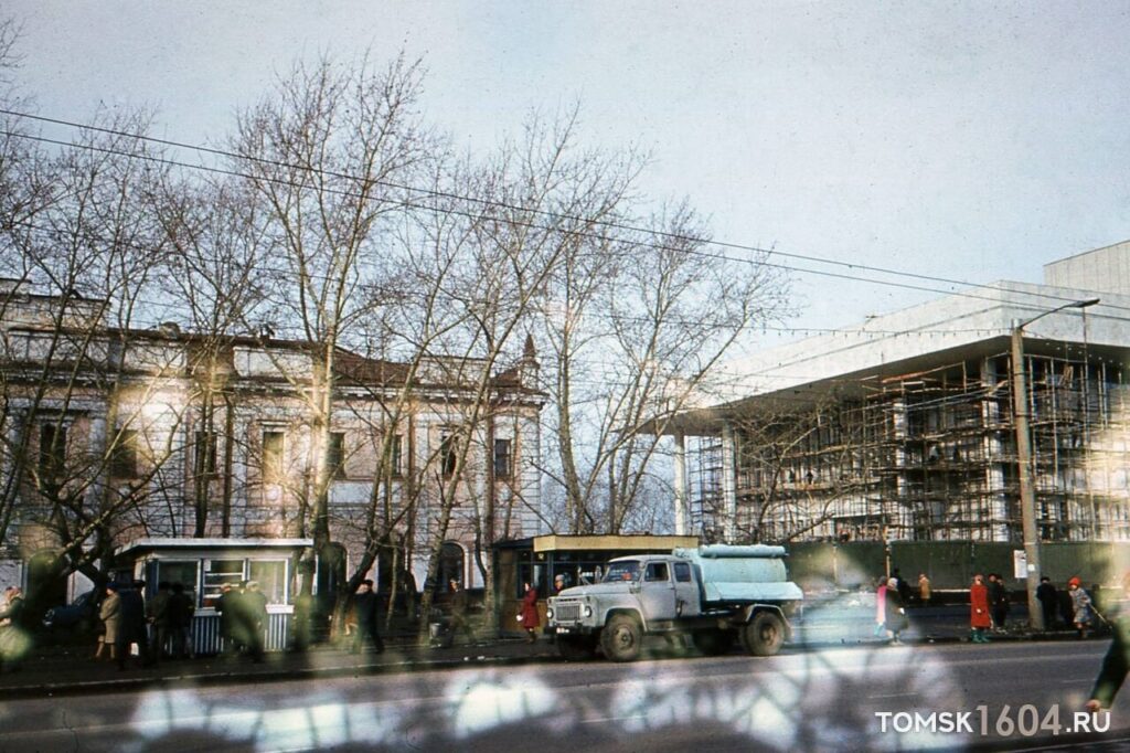 пл. Ленина. "Белый" корпус. 1970-е гг. Автор: А. Батурин.